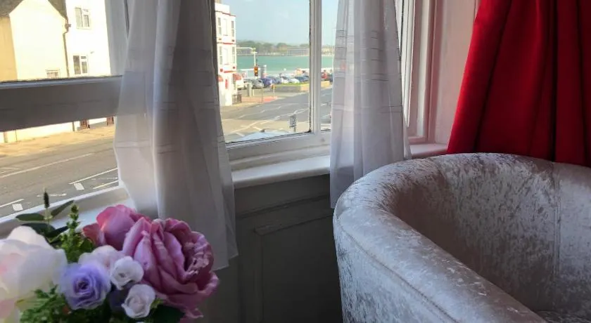 Beachcomber Guesthouse - Image 1