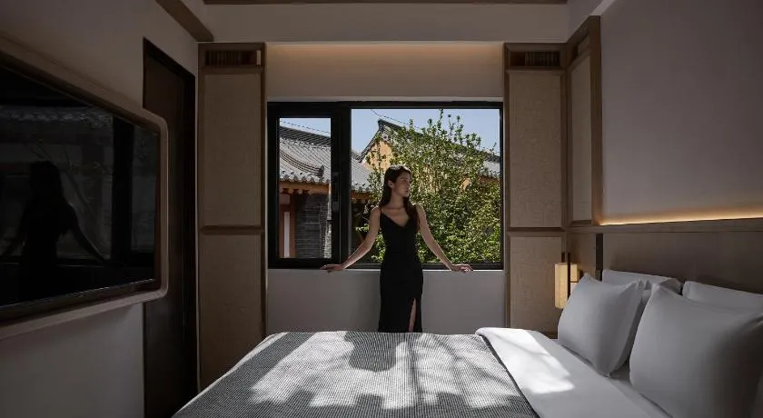 Floral Lux Hotel Luoyang Xiangshan Courtyard Private Hot Spring Retreat Inn - Image 1