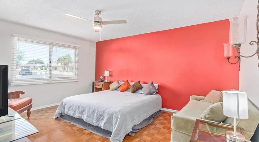 Simple Oasis I 1BR, Ensuite, Courtyard, Sunsets - Image 1