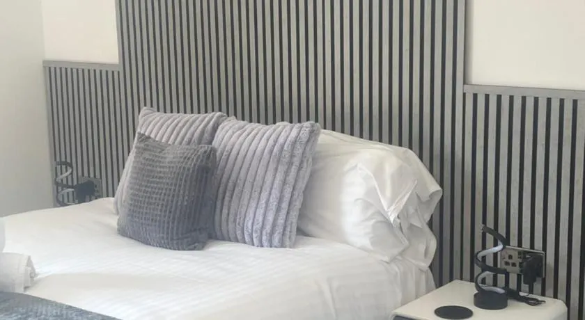 Alpine Lodge Guest House - Image 1
