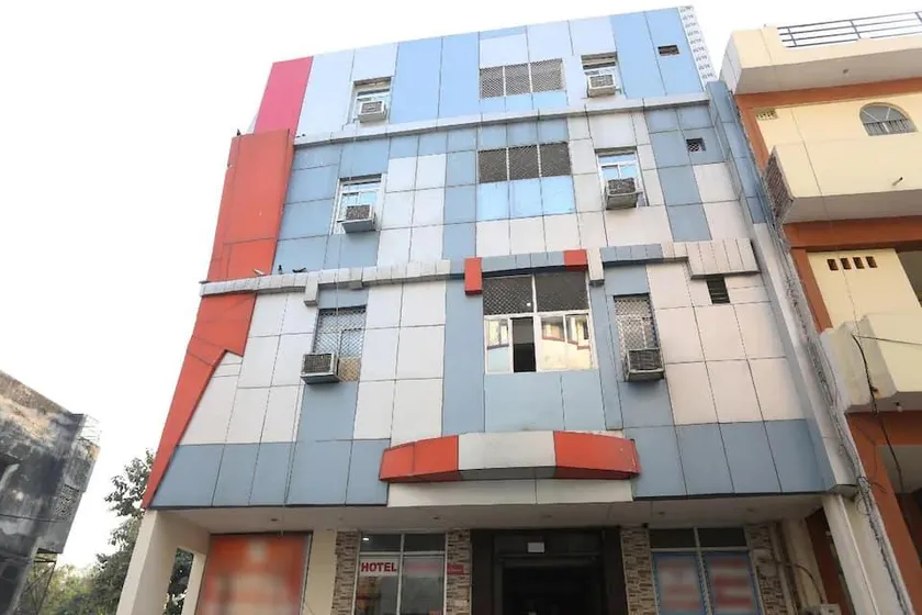 Hotel O Shivam Near Sahara Ganj Mall - Image 1