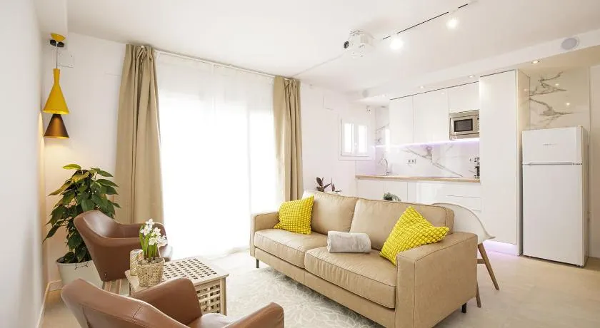 Apartamento de tres habitaciones en Girona - Image 1