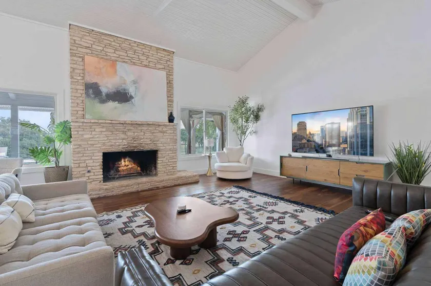 Upstay Modern Home Near Golf Course and Downtown - Image 1