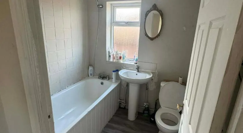 2 bedroom house - Image 1