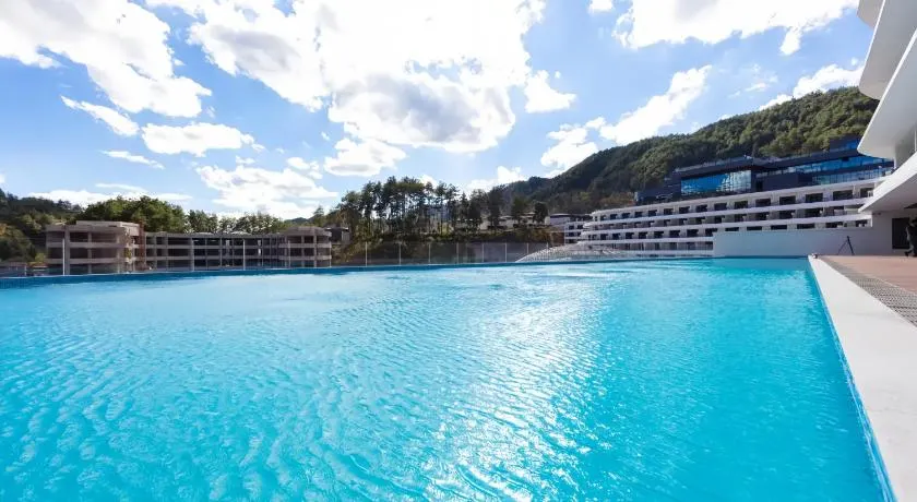 Phoenix Fairyland Hot Springs Hotel-best Grand Hotel l&swimming facilities-Sumptuous breakfast-only hot spring-10minute walk to the Town-free pick up - Image 1