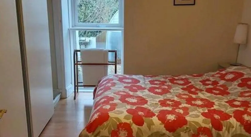 COSY COTTAGE 3 Bedroom FOR SHARE , Private Double Room , Wifi, Parking, Garden - Image 1