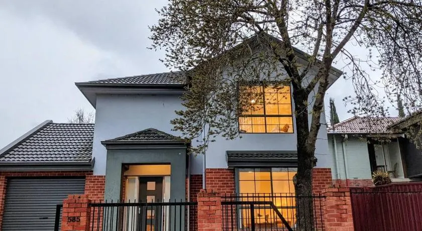 Central 3 bedroom, 2 bath home - Image 1