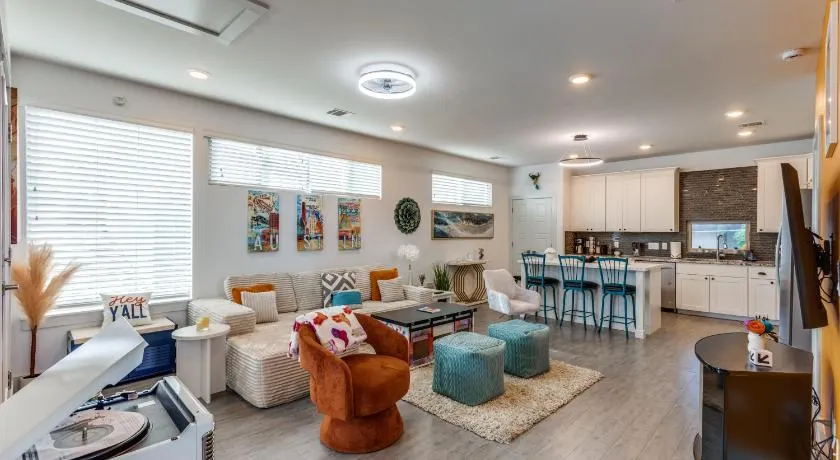 The Q - Austin Family Vacation Home - Hot Tub, Sauna, Gym & Backyard - Image 1