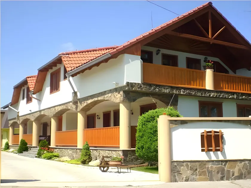 Laura Villa - Image 1