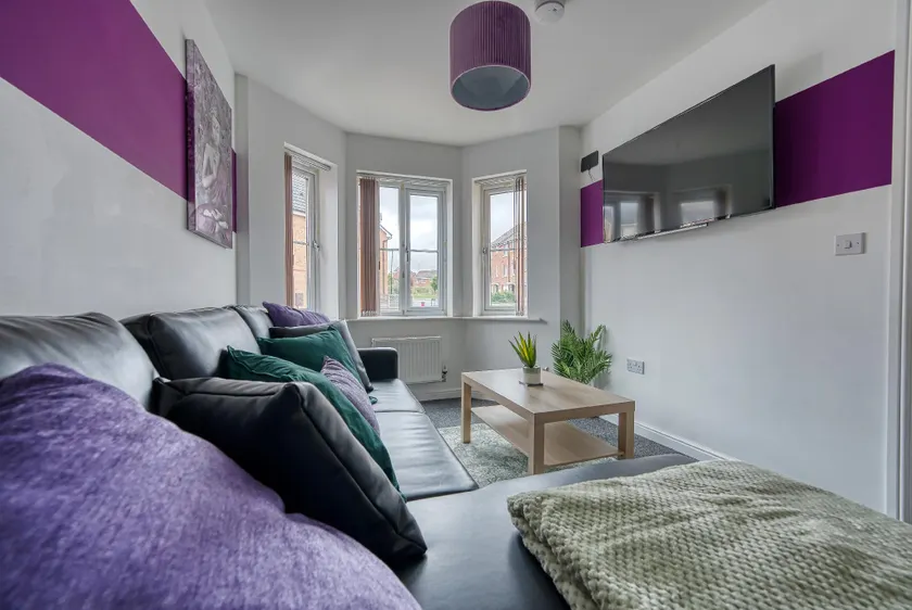 Beautiful 5 Bed House Free WIFI - Image 1