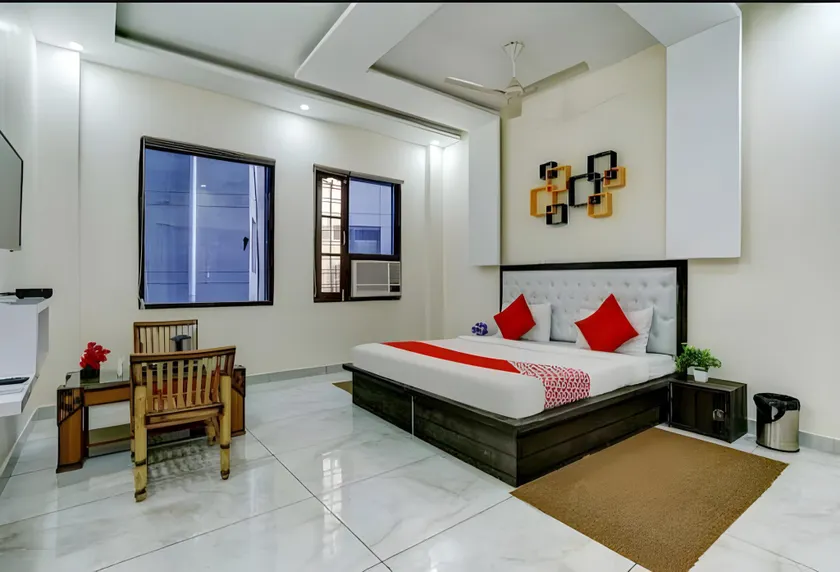 Hotel O Plaza Lodge - Image 1