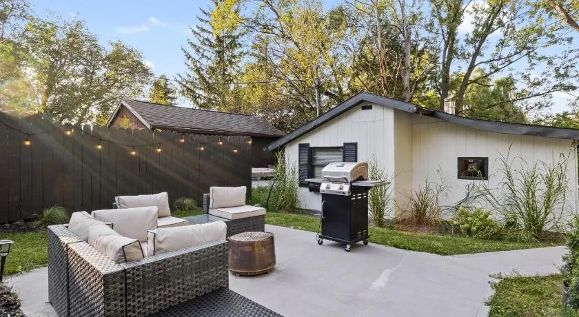 Cozy Home W/ King Bed & Lake access - Image 1