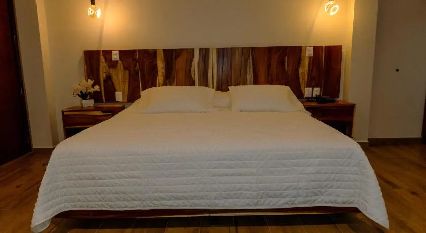 Hotel Tres Reinas - Image 1