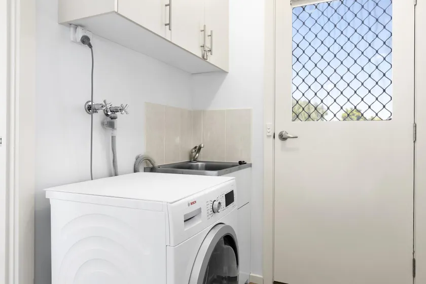 Spacious 2-Bedroom with Private Parking Access - Image 1