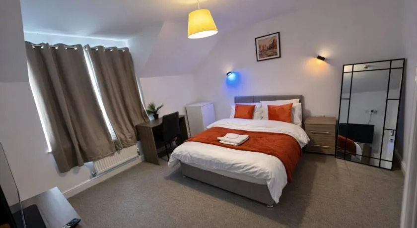 Queens Court Ensuite Studio - Image 1