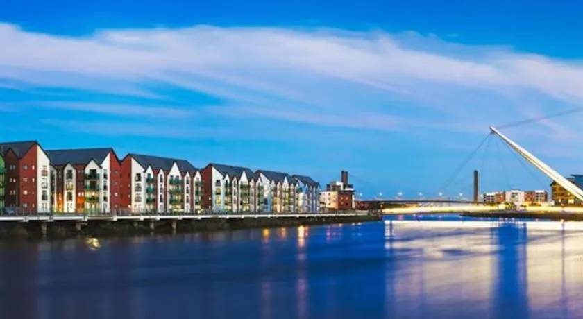 Luxury Riverfront Apartment - Image 1