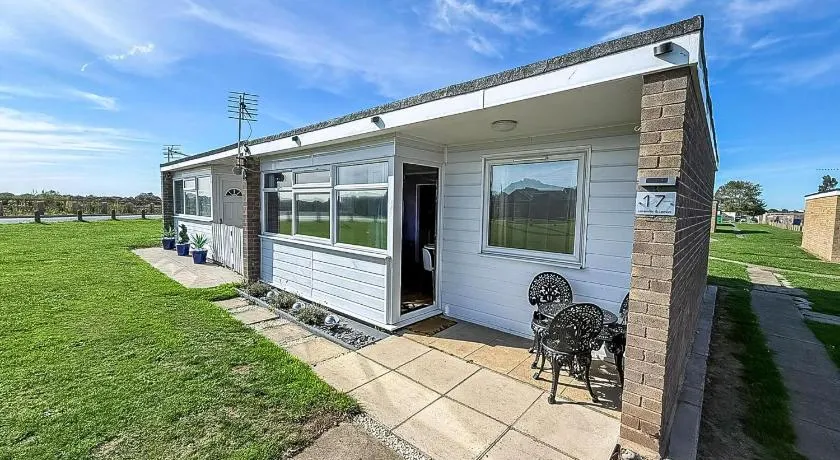 Beautiful Chalet In The Seaside Village Of Scratby, Norfolk Ref 51054S - Image 1