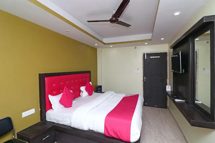 OYO 15169 Hotel Rk Inn - Image 1