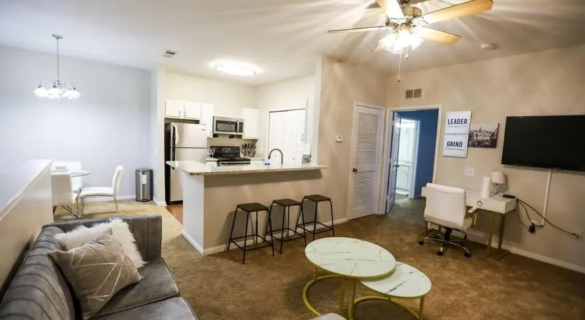 Lux 2BD 2BA minutes from the water - Image 1