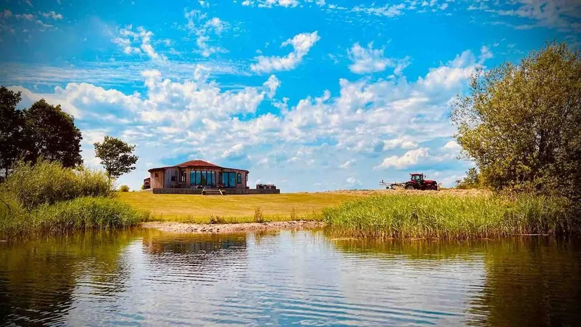 The Angel - Luxury Lakeside Lodge - Image 1