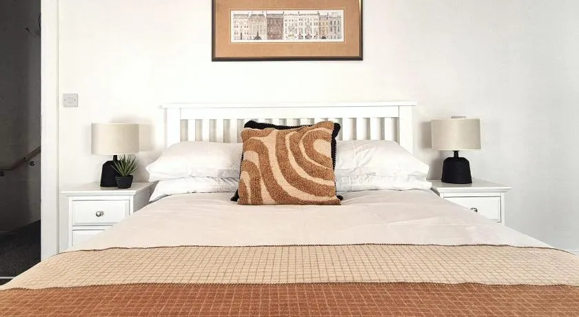 Simply Stay - Image 1