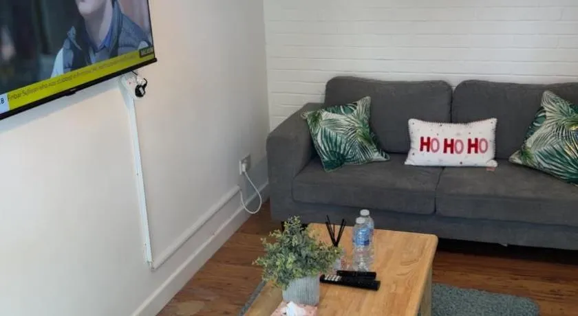 Two-bedroom house with a workspace in Basildon - Image 1