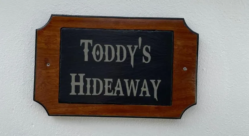 Toddys Cottage & Stables - Image 1