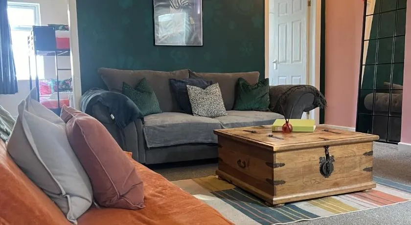 The Hive 2-Bed Apartment with Kitchen and Private Bathroom in Lively Monton Village - Sleeps 4 - Free WiFi - Parking Nearby - Image 1