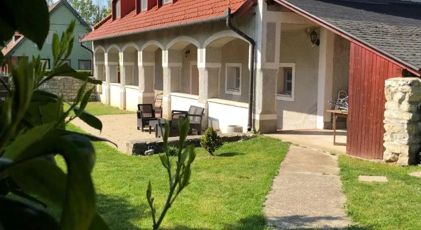 Pécsely House Apartman - Image 1