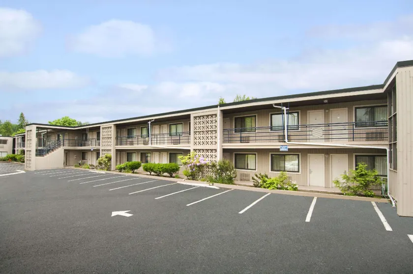 Travelodge by Wyndham Vancouver Lions Gate - Image 1