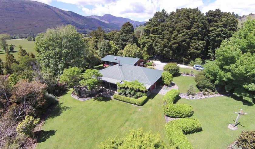 Golden Caves - Bed and Breakfast - Image 1