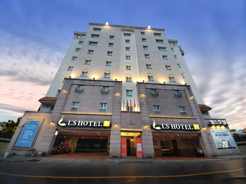 LS Tourist Hotel - Image 1