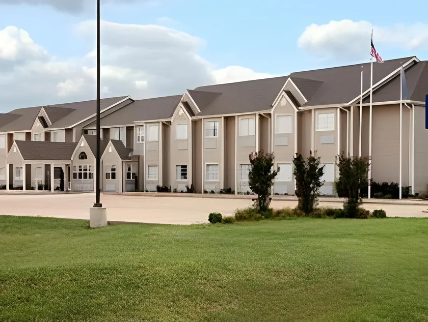 Microtel Inn & Suites by Wyndham Altus - Image 1