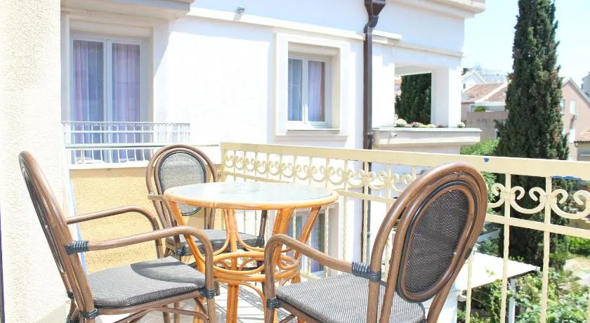 Villa Velzon Guesthouse - Image 1