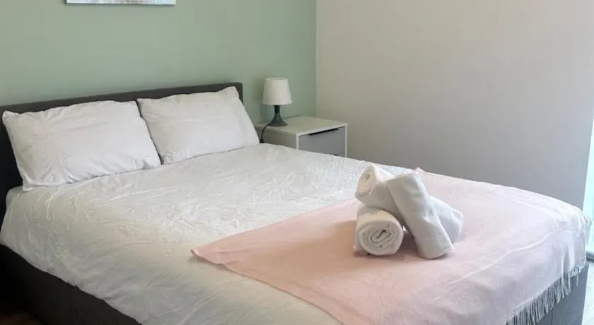 Modern 2BR Sleeps 4 Easy Access to City Centre - Image 1