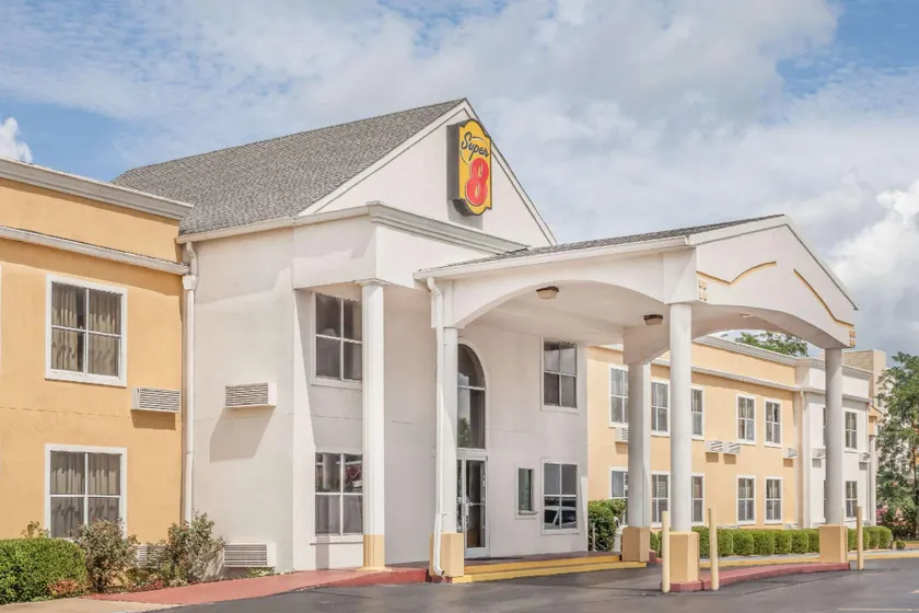 Super 8 by Wyndham Athens - Image 1