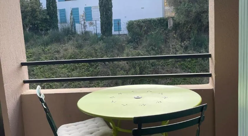 4PA44 appartement avec piscine et parking - Image 1