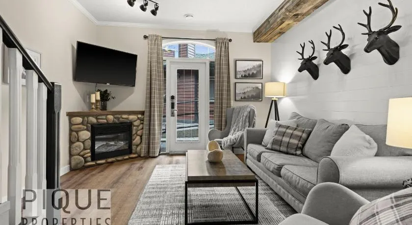 Mystic Mountain Chalet, Heated Outdoor Pool & Hot Tub, Free Parking, Fast Wifi! - Image 1