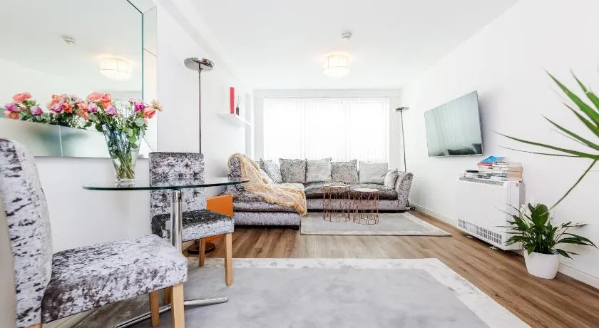 *Spacious-Modern One Bed Flat. Riverside Location* - Image 1