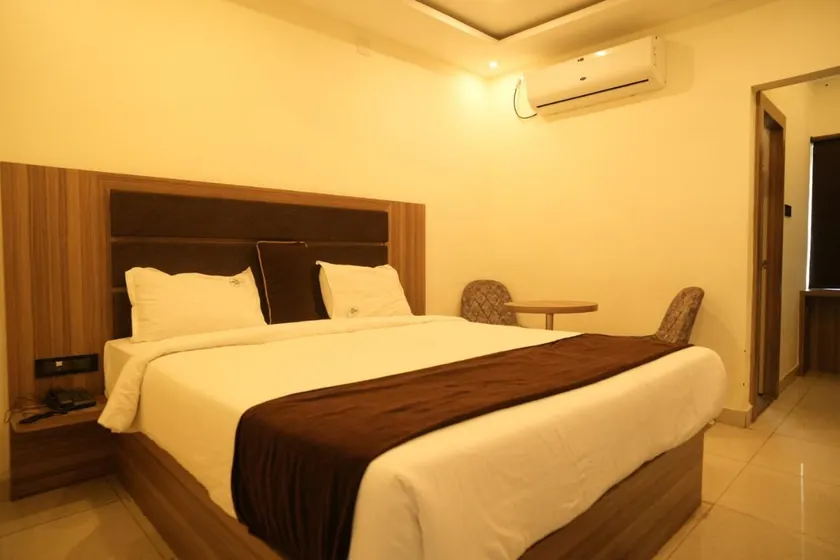 11 Leaf Hotel - Image 1