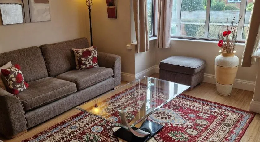 Hereford City - Goldcrest House - 4 Bedroom House With Parking, Located Very Close To City Centre & River Wye - Sleeps Up To 6 Guests - Hosted by RENTMYHOUSE - Image 1