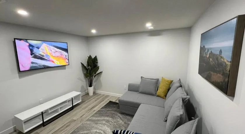 Charming 1Bd Basement Suite with Private Entrance - Image 1