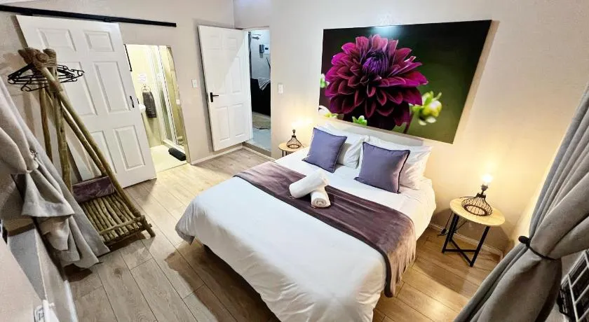 Lincoln Moon Guesthouse - Image 1