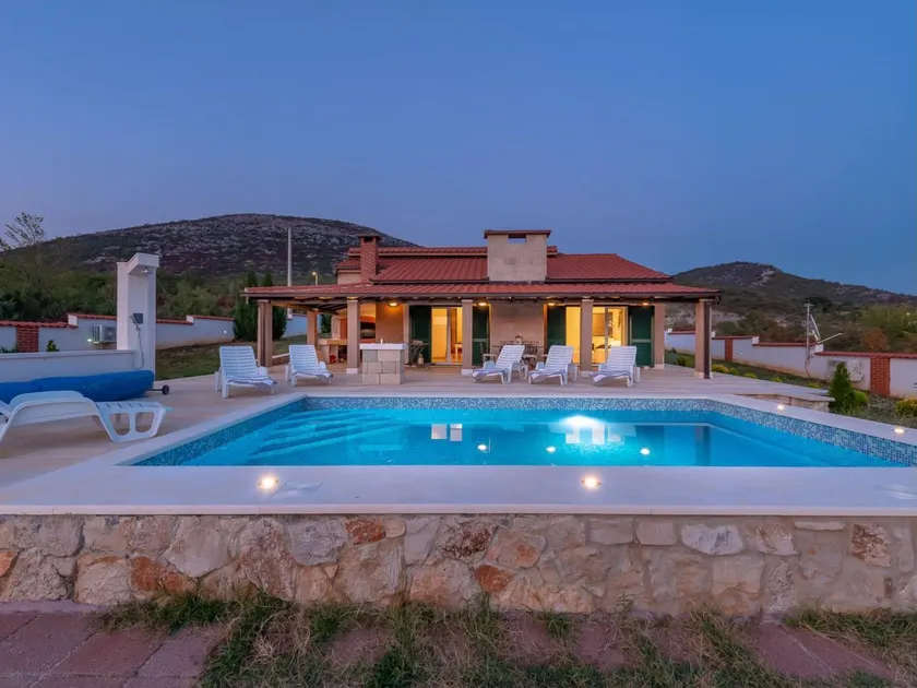 Countryside Villa With Pool, Three Bedrooms - Image 1