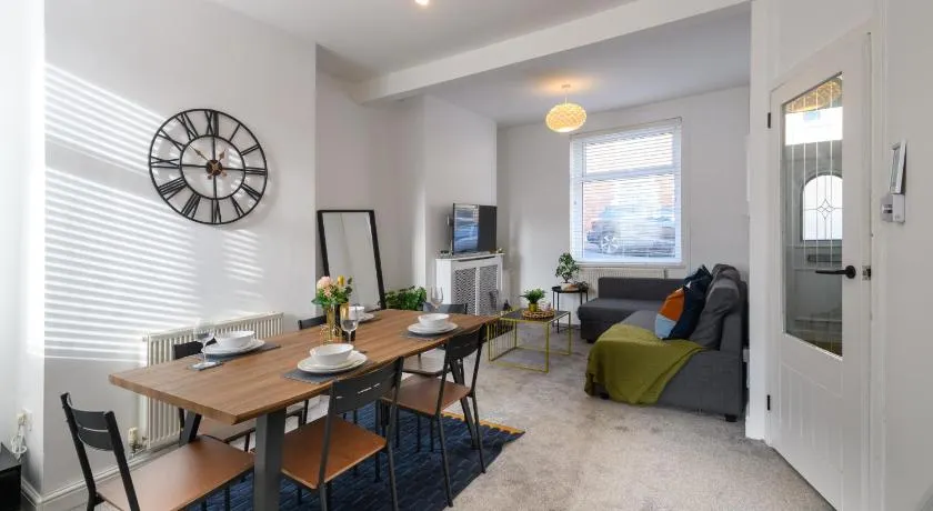 Asher Suite I Cozy 2BR I Near Gavin and Stacey Pub I Barry Town Centre I Barry Docks Train Station I Barry Island I WiFi I Parking and Easy Cardiff Access - Image 1