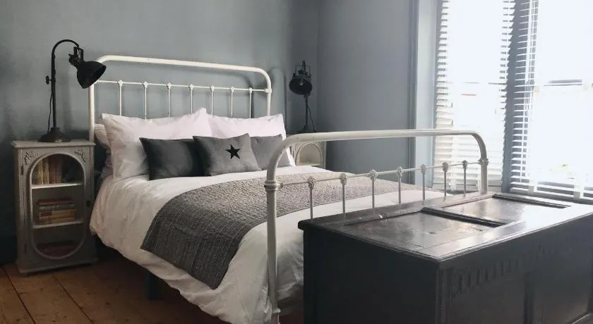 Stunning seaside cottage seconds from beach by Whitstable-Holidays, Fig Cottage - Image 1