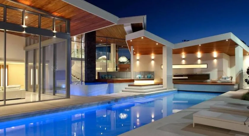 Racquet Retreat by Noosa Secret Destinations- Short Walk to Hastings Street - Image 1