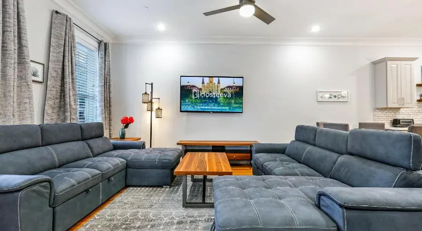Stunning Modern and Fully-Upgraded 5 BR w Pool - Image 1