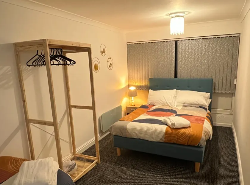 Cheerful 5-bedroom home with free parking on site - Image 1
