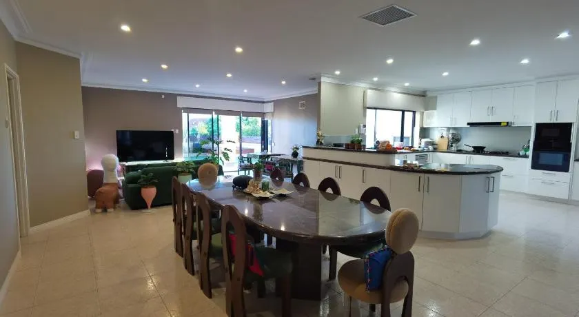 Sunny Ocean View Retreat - Image 1